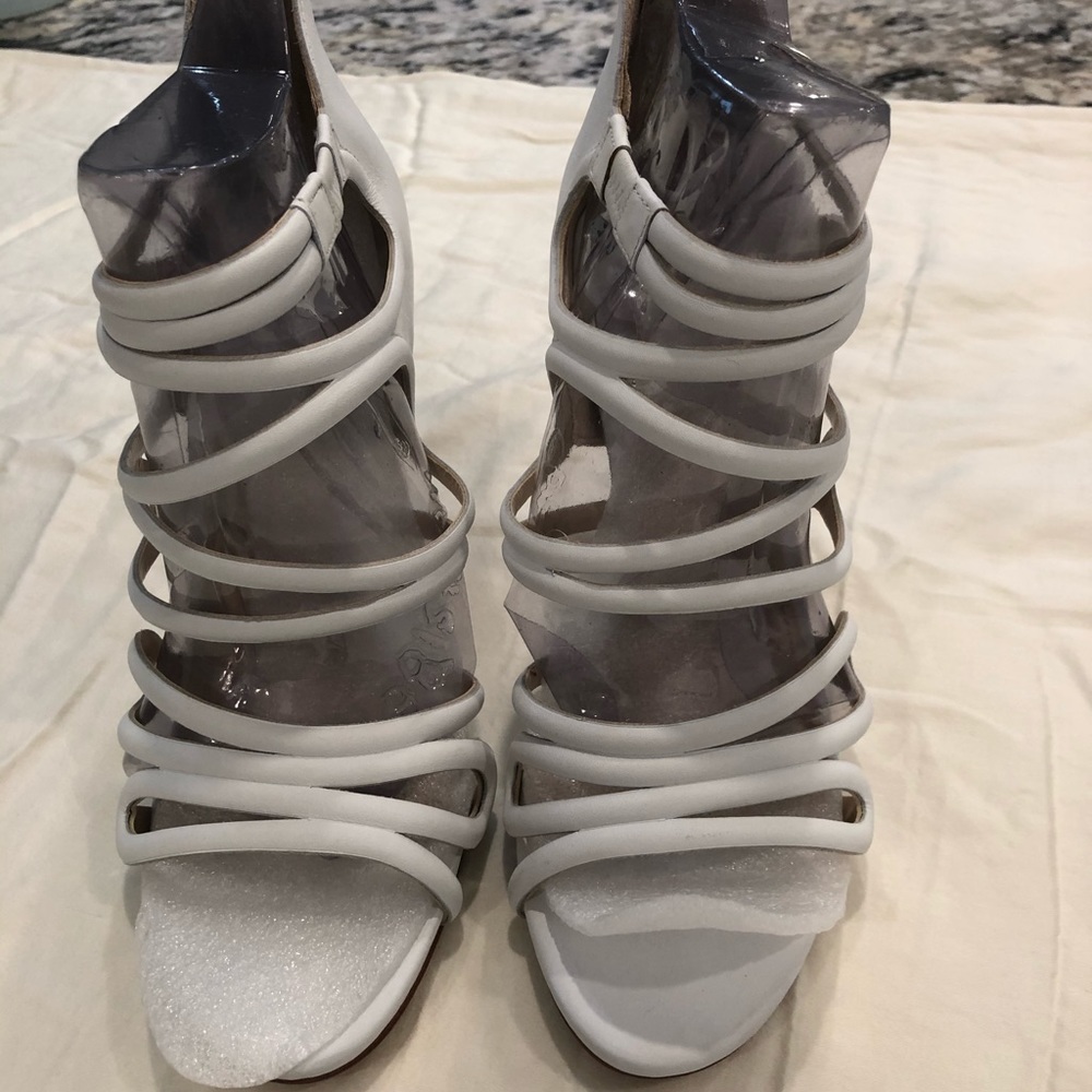 NWOT VINCE CAMUTO 71/2 back zip sandal